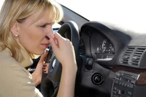 Cum să scapi mirosul de motorină pe haine și mașină