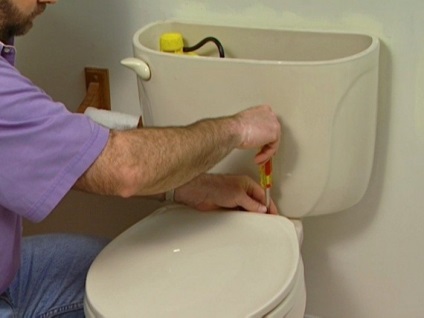 Hogyan lehet rögzíteni a vécécsésze lecsapódott tartályát és hogyan lehet ezeket megszüntetni (videó)