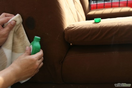 Hogyan kell tisztítani a kanapét a mikroszálas