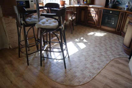 Cum să împărțiți în mod corespunzător podeaua bucătăriei într-o zonă de lucru și de luat masa