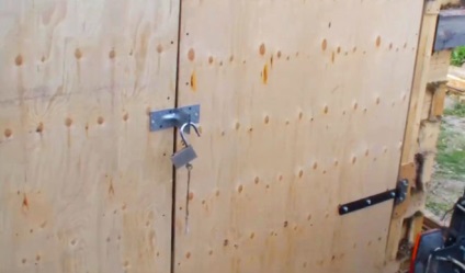 Cum de a face o poarta din lemn pentru o instalatie de garaj de unul singur, video