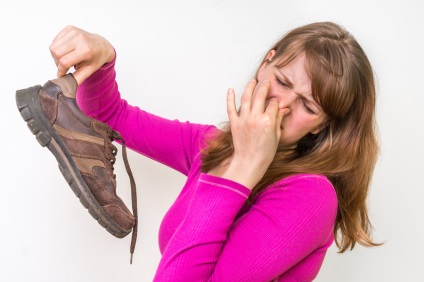 Hogyan lehet eltávolítani a kellemetlen szagot cipőben?