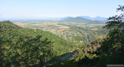 Cairns australia este o pădure tropicală și un mare recif de bariere