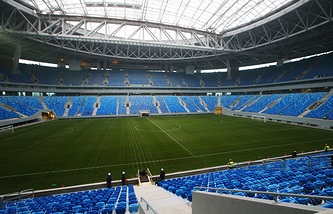 Carpet scooter de ce stadionul Petersburg cu un teren retractabil - sport