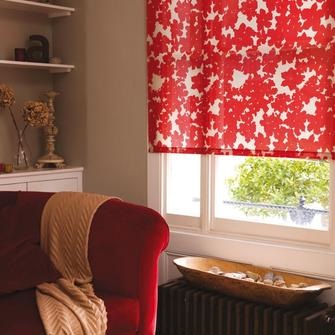 Vörös függönyök a belső fotón példák a nappali, a hálószoba, a konyha