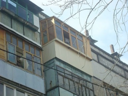 Acoperișul pe balconul ultimului etaj din tabla ondulată cu propriile mâini - fotografie, video