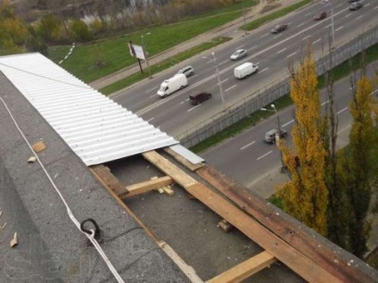 Acoperișul pe balconul ultimului etaj din tabla ondulată cu propriile mâini - fotografie, video