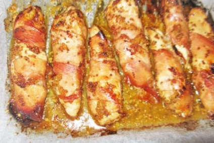 Csirkemellfilé szalonnában mézes-mustármaginádban, finom ételekkel és otthon