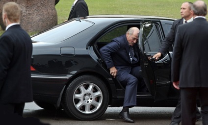 Lukasenko utasította a tisztségviselőket, hogy lovagoljanak belorusz autókon, és maguk külföldi autók maradjanak
