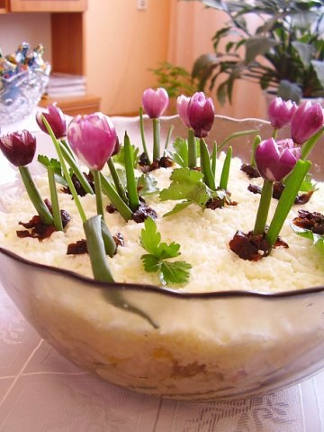 Coș de ceapă pentru salată de primăvară și flori de primăvară, gospodină