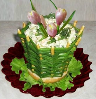 Coș de ceapă pentru salată de primăvară și flori de primăvară, gospodină