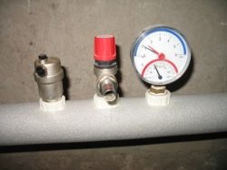Manometre pentru măsurarea presiunii apei în selecția și instalarea instalației de încălzire prin mâinile proprii