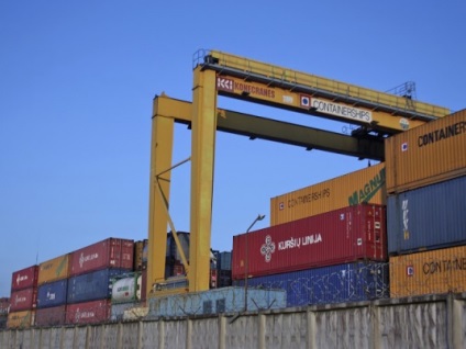 Lehetőség van egy elhagyott konténer megvásárlására a oroszországi kikötőben