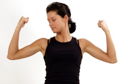 Cele mai eficiente exerciții pentru slăbirea brațelor și umerilor fără gantere