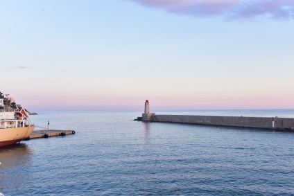 Ei bine, pe când m-am dus într-o excursie la luna de miere pe coasta de azur, o revistă despre Minsk