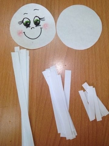 Un fulg de zăpadă din hârtie pentru copii (o jucărie pe un copac)