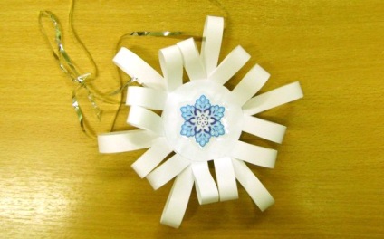 Un fulg de zăpadă din hârtie pentru copii (o jucărie pe un copac)