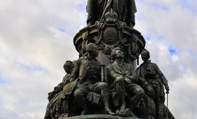 Monumentul lui Ekaterina 2 din Sankt Petersburg descriere, poza