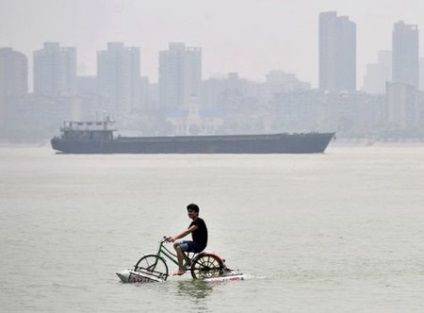 Cucerirea elementului de apă pe o bicicletă