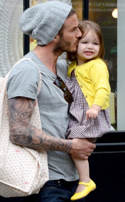 După publicarea acestei imagini a lui David Beckham și a harperului său fiică în rețea, a izbucnit un scandal - ura