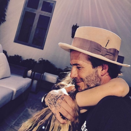 După publicarea acestei imagini a lui David Beckham și a harperului său fiică în rețea, a izbucnit un scandal - ura