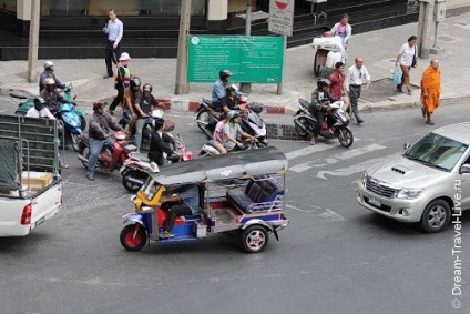 Mergând de-a lungul bisericii Siam din Bangkok, cum să ajungi la Paragonul Siamez