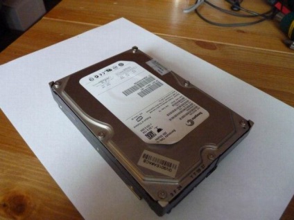 Dezasamblați hard diskul