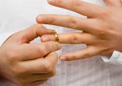 A házasságkötés közös megegyezéssel a nyilvántartó hivatalon, bíróságon és feltételeken keresztül