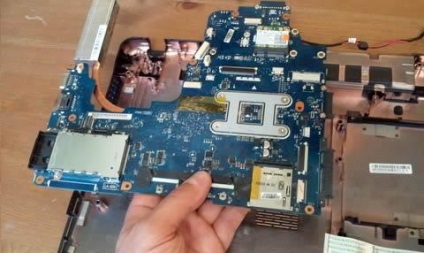 Repararea laptopului după umplerea cu lichide