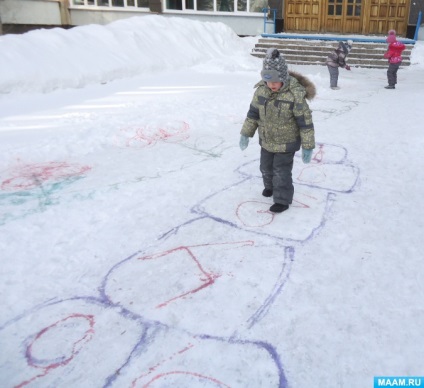 Малювання кольоровою водою на снігу