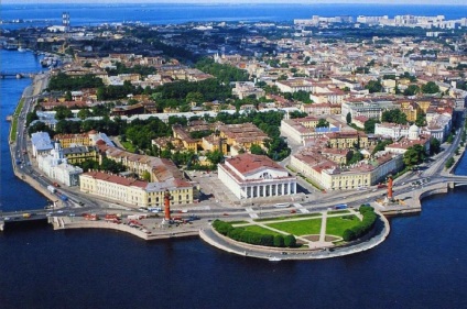 Coloanele Rostral pe săgeata insulei Vasilievsky din Sankt Petersburg