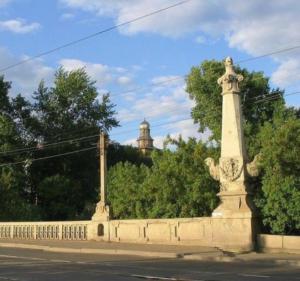 Ростральні колони на стрілці Василівського острова в Санкт-Петербурзі