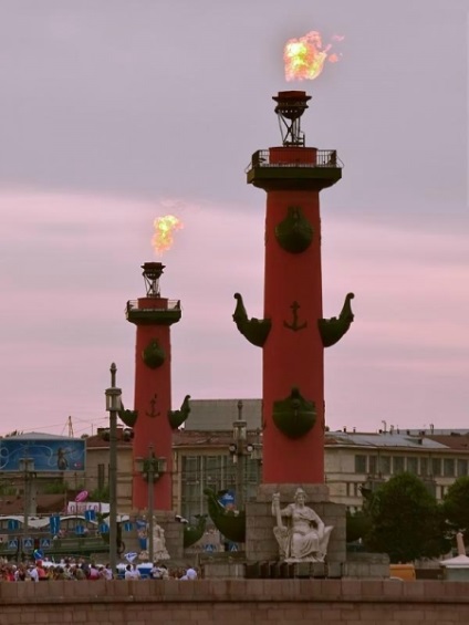 Coloanele Rostral pe săgeata insulei Vasilievsky din Sankt Petersburg