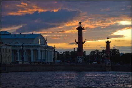 Coloanele Rostral pe săgeata insulei Vasilievsky din Sankt Petersburg