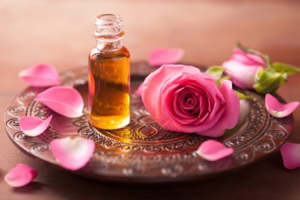 Proprietăți de ulei de trandafiri, utilizarea și aplicarea uleiului de trandafir