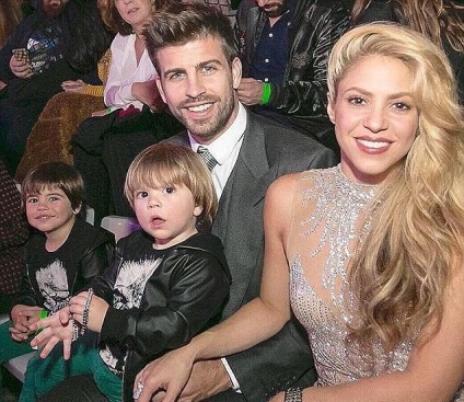 Shakira și-a vopsit părul într-o roșie aprinsă