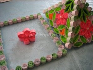 O cutie de quilling într-o fotografie și o lecție video despre quilling