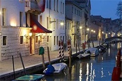 Nuntă simbolică în Veneția într-o gondolă