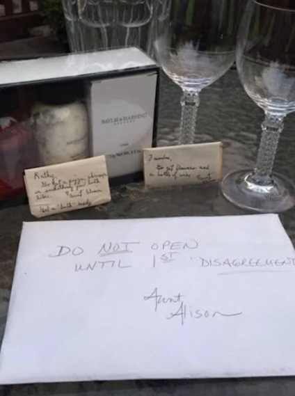 La 9 ani după nuntă, cuplul a găsit un cadou despachetat de la nuntă
