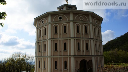 Manastirea Svyato-Uspenskii Vtoroathonsky Beshtau, drumuri de pace