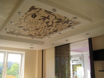 Tavan plafon cu lucrări de instalare a mâinilor proprii, instalare de iluminat