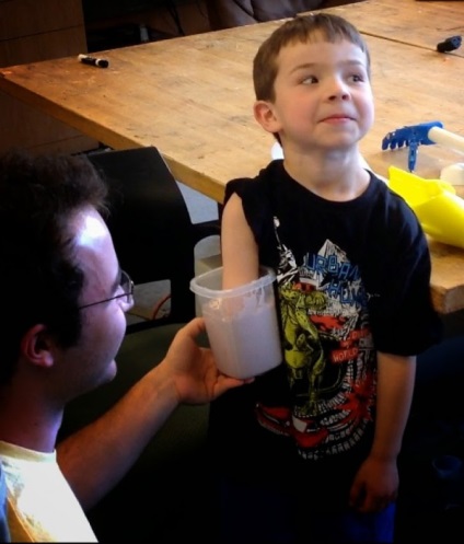 Participanții e-nable au tipărit o proteză de mână pentru un băiat de 6 ani, nu