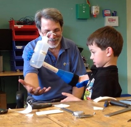 Participanții e-nable au tipărit o proteză de mână pentru un băiat de 6 ani, nu
