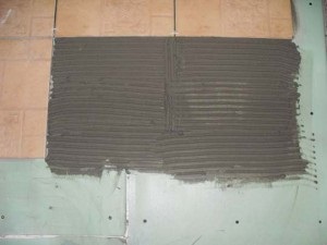 Fapadlólapok elhelyezése fapadlón (a csempék előkészítése előtt) Fektetés csempe egy fapadlón