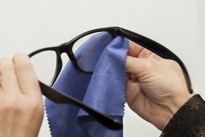 Păstrați ochelarii pentru viziune, decât să ștergeți, să curățați și să spălați acasă