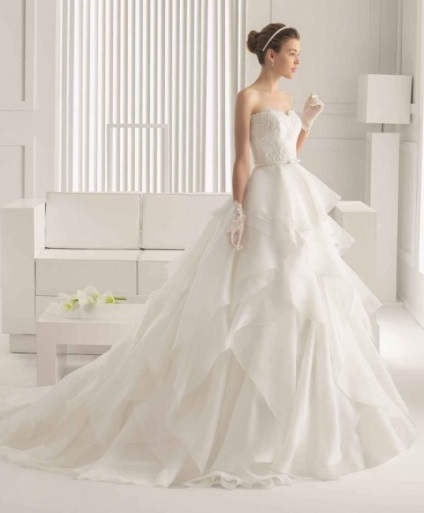 Az esküvői ruhák kiválasztása során figyelembe vesszük a menyasszony alakjának típusát