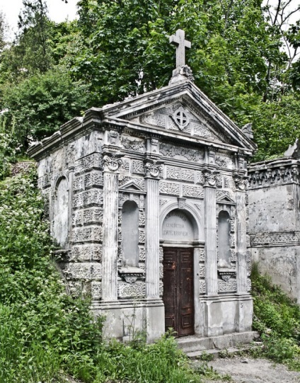 O peșteră se plimbă de-a lungul cimitirului