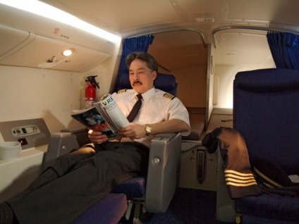 Știți unde stau stewardesii în timpul zborului lung, îi invidiați! Makataka