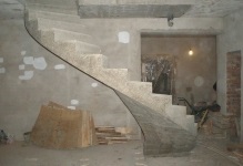 Scările spiralate din beton sunt de formă rotundă și în formă de 
