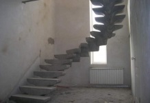 Scările spiralate din beton sunt de formă rotundă și în formă de 